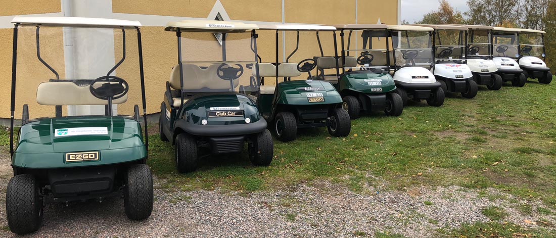 Garaget för golfbilar på Kumla Golfklubb rymmer 8 bilar och varje bil har sin plats.